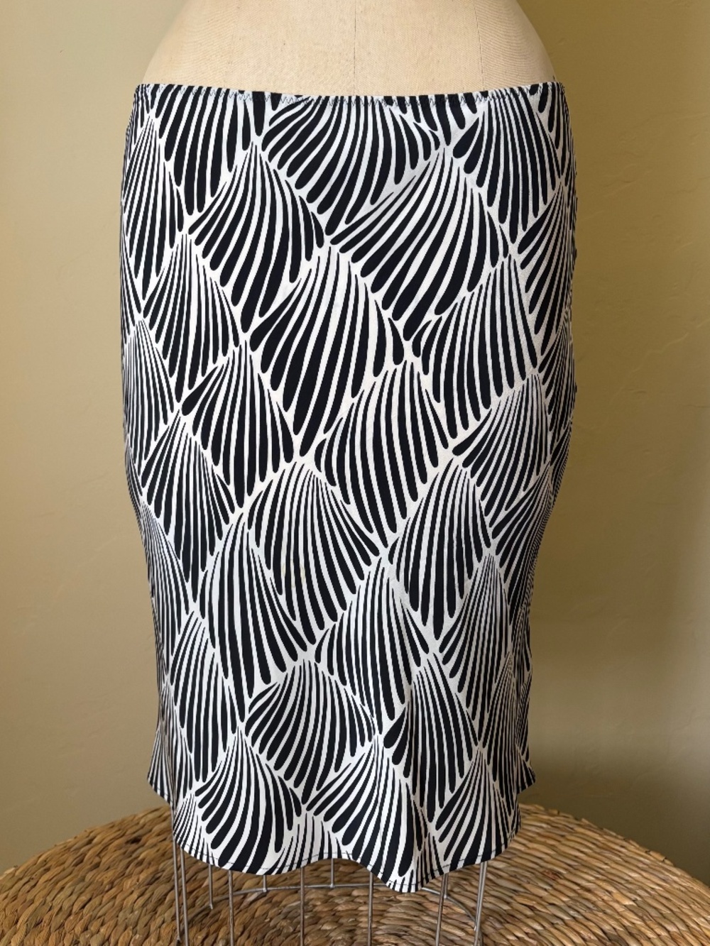 LAUNDRY by Shelli Segal 100% SILK Black White MIDI SKIRT Bias Cut Elastic 6 US
